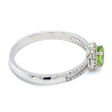 Anillo de Peridoto con diamantes en oro blanco 14k.