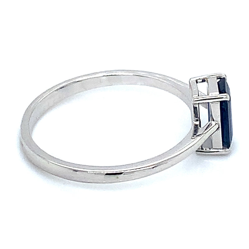 Anillo de Zafiro en oro blanco 14k.