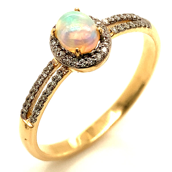 Anillo de Ópalo con diamantes en oro amarillo 14k.