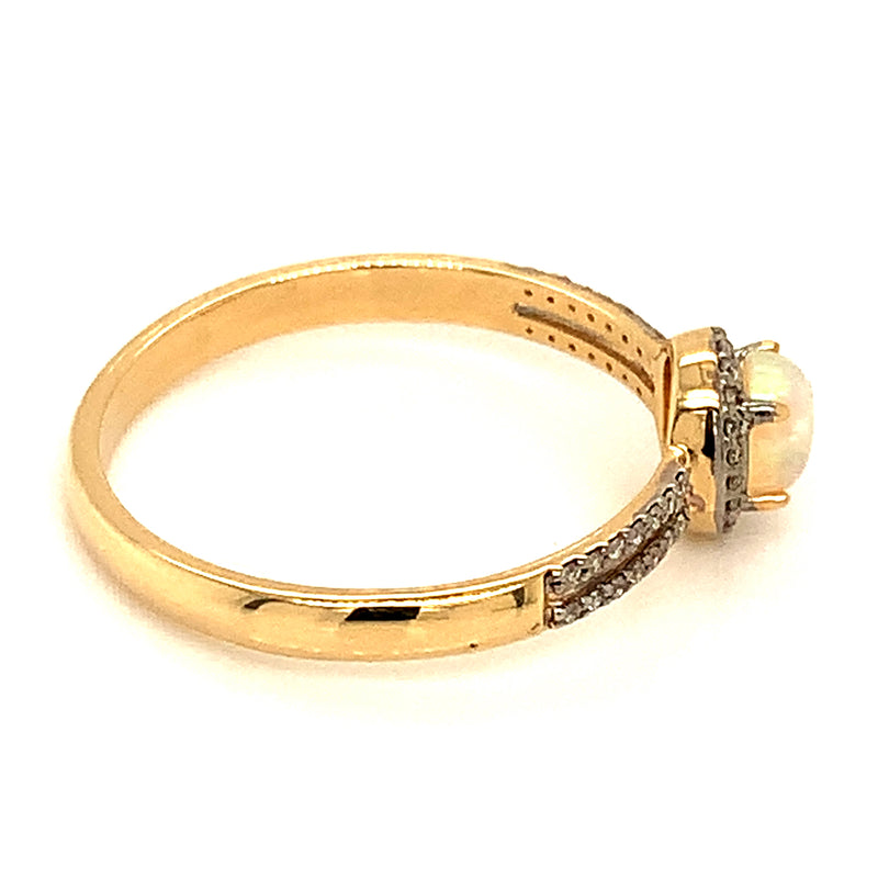Anillo de Ópalo con diamantes en oro amarillo 14k.