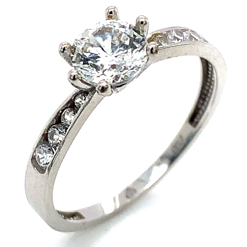 Anillo con circones en oro blanco 18kt.
