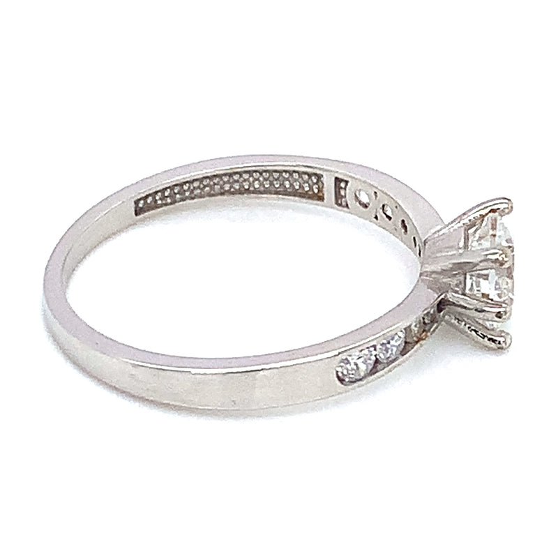 Anillo con circones en oro blanco 18kt.