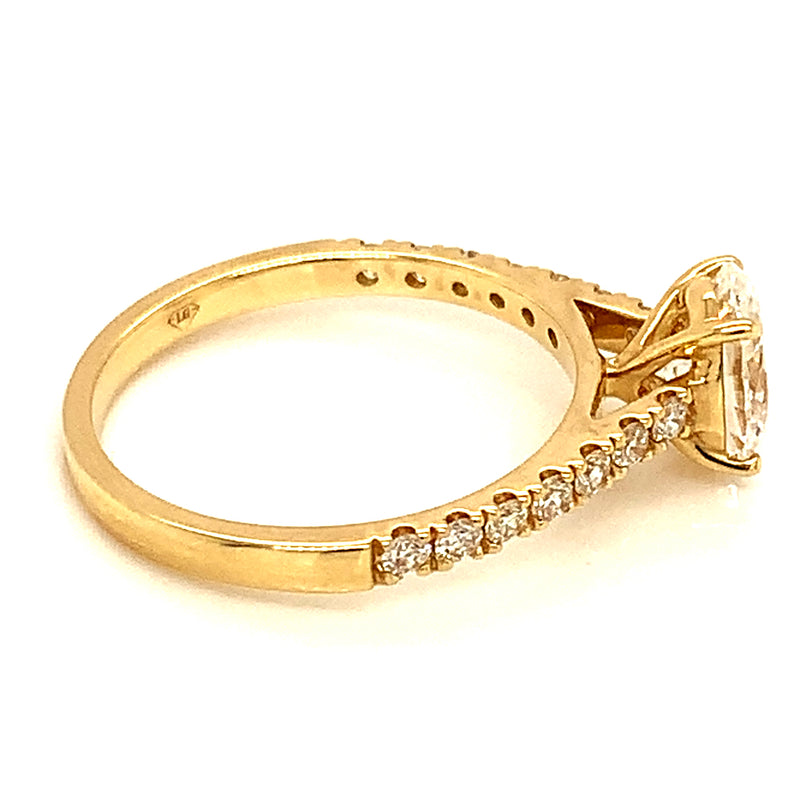 (LD) Anillo con diamantes de laboratorio en oro amarillo 14kt.