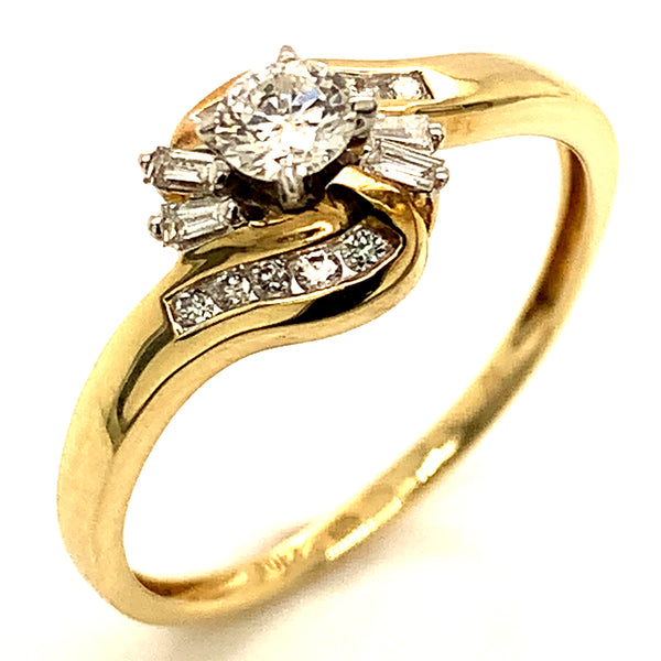 (SOFIA) Anillo con diamantes en oro amarillo 10kt.