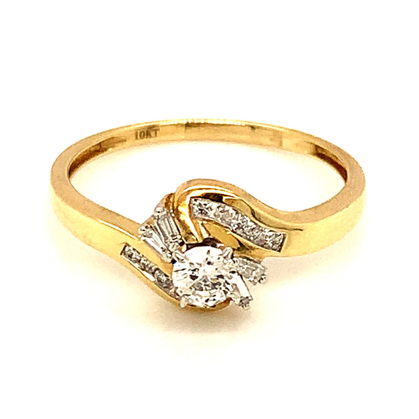 (SOFIA) Anillo con diamantes en oro amarillo 10kt.