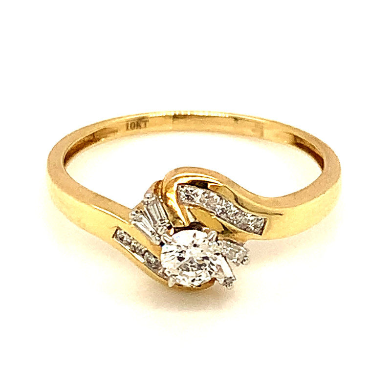 (SOFIA) Anillo con diamantes en oro amarillo 10kt.