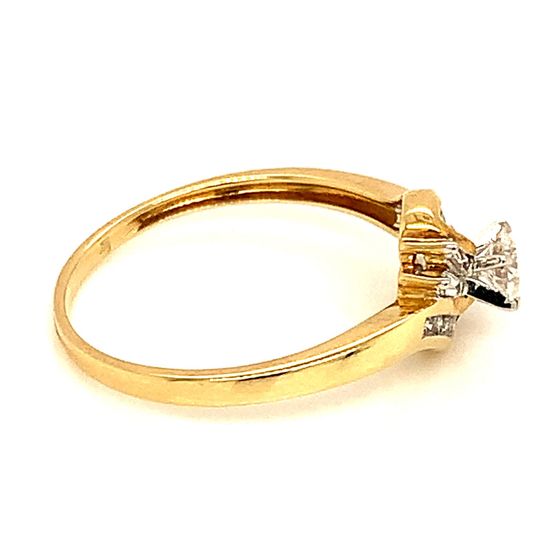 (SOFIA) Anillo con diamantes en oro amarillo 10kt.