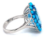 Anillo de topacio azul, turquesas y diamantes en oro blanco 14kt.