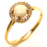 Anillo de opal con diamantes en oro amarillo 14kt.