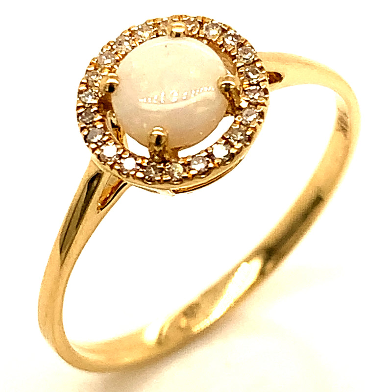 Anillo de opal con diamantes en oro amarillo 14kt.