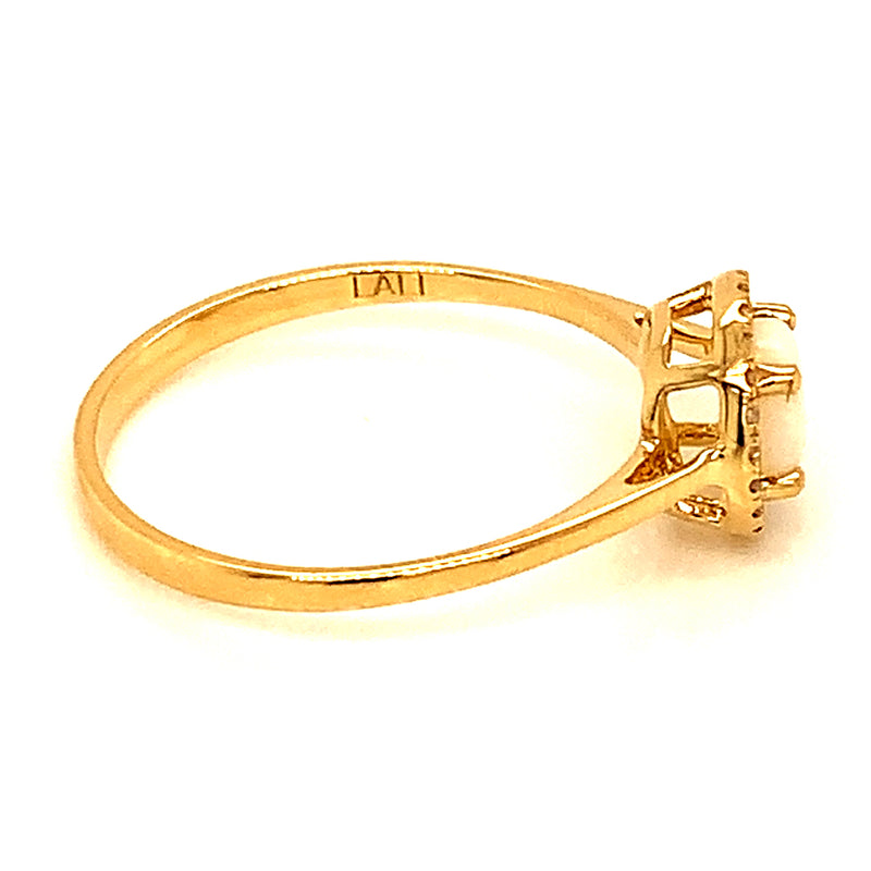 Anillo de opal con diamantes en oro amarillo 14kt.