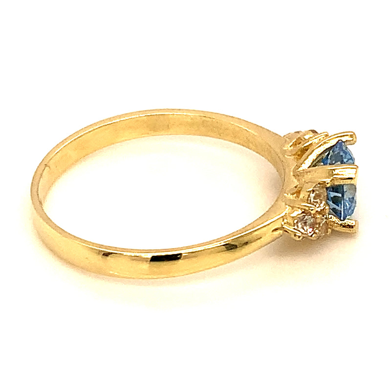Anillo con circones en oro amarillo 10kt.