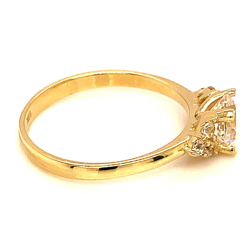 Anillo con circones en oro amarillo 10kt.