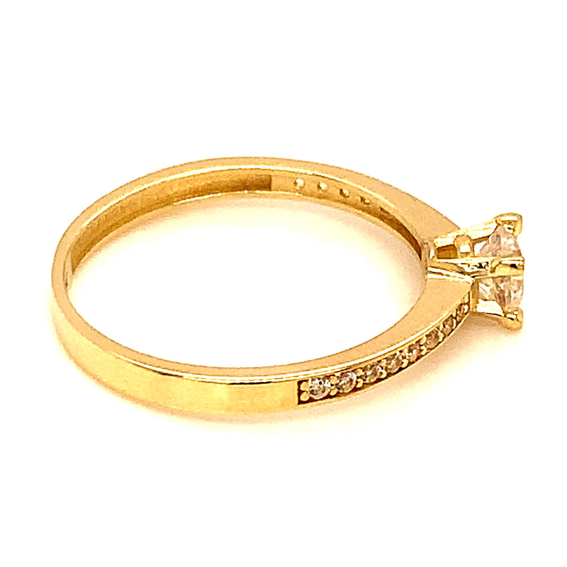 Anillo con circones en oro amarillo 10kt.