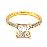 (LD) Anillo con diamantes de laboratorio en oro amarillo 14kt.