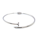 Caña (clavo) con circones en oro blanco 10kt.