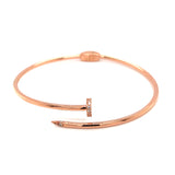 Caña (clavo) con circones en oro rosado 10kt.