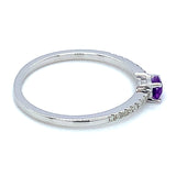 Anillo de amatista con diamantes en oro 14kt.