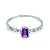 Anillo de amatista con diamantes en oro blanco 10kt.