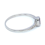 Anillo de amatista con diamantes en oro blanco 10kt.