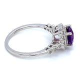 Anillo de amatista con diamantes en oro blanco 10kt.