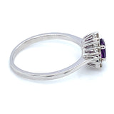 Anillo de amatista con diamantes en oro blanco 10kt.