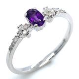 Anillo de amatista con diamantes en oro blanco 10kt.