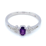 Anillo de amatista con diamantes en oro blanco 10kt.