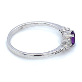 Anillo de amatista con diamantes en oro blanco 10kt.