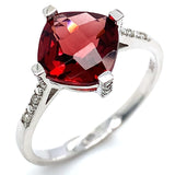 Anillo de granate en oro blanco 10kt.