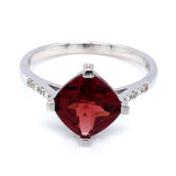 Anillo de granate en oro blanco 10kt.