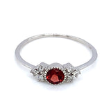 Anillo de granate en oro blanco 10kt.