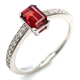 Anillo de granate en oro blanco 10kt.