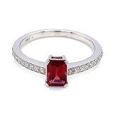 Anillo de granate en oro blanco 10kt.