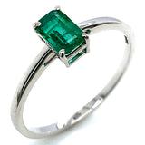 Anillo de esmeralda en oro blanco 14kt.