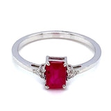 Anillo de rubí con diamantes en oro blanco 14kt.