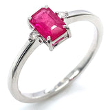 Anillo de rubí con diamantes en oro blanco 14kt.