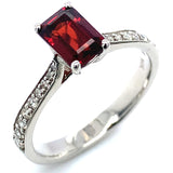 Anillo de granate con diamantes en oro blanco 14kt.