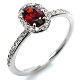 Anillo de granate con diamantes en oro blanco 14kt.