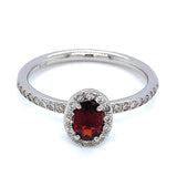 Anillo de granate con diamantes en oro blanco 14kt.