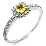 Anillo de zafiro amarillo con diamantes en oro blanco 14kt.