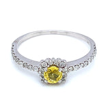 Anillo de zafiro amarillo con diamantes en oro blanco 14kt.