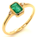 Anillo de esmeralda con diamantes en oro amarillo 14kt.