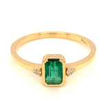 Anillo de esmeralda con diamantes en oro amarillo 14kt.