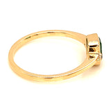 Anillo de esmeralda con diamantes en oro amarillo 14kt.