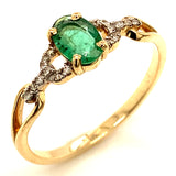 Anillo de esmeralda con diamantes en oro amarillo 14kt.