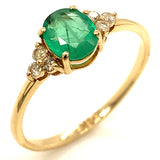 Anillo de esmeralda con diamantes en oro amarillo 14kt.