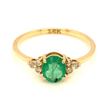 Anillo de esmeralda con diamantes en oro amarillo 14kt.