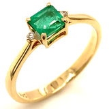 Anillo de esmeralda con diamantes en oro amarillo 14kt.