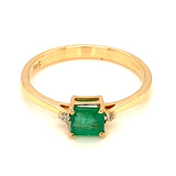Anillo de esmeralda con diamantes en oro amarillo 14kt.